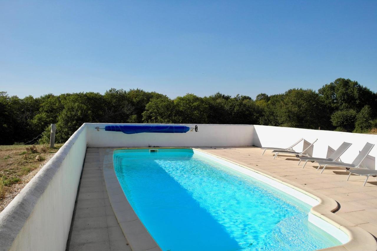 Maison Pour 4 A La Campagne Avec Piscine Commequiers Exterior photo