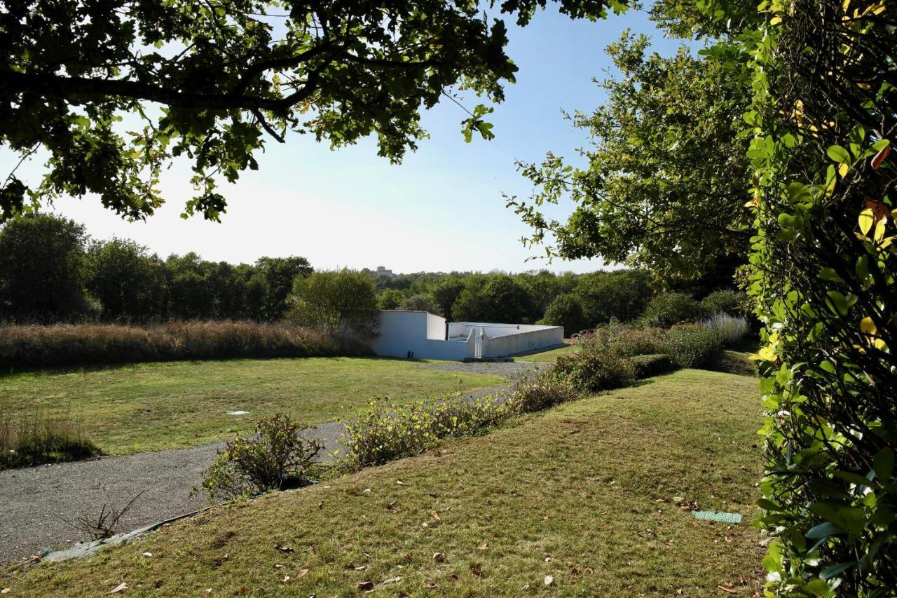 Maison Pour 4 A La Campagne Avec Piscine Commequiers Exterior photo