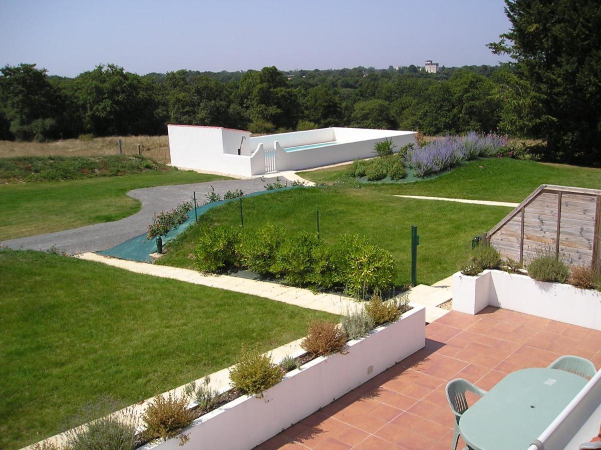 Maison Pour 4 A La Campagne Avec Piscine Commequiers Exterior photo